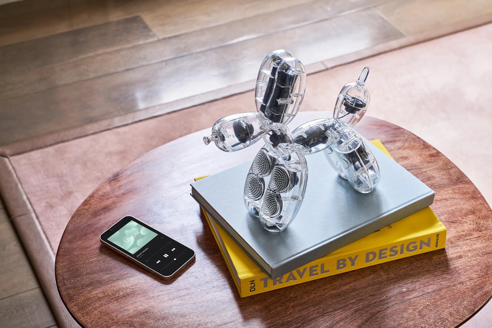 LEXON_STEFFL_Lexon x Jeff Koons-Balloon Dog Speaker-Lifestyle-05