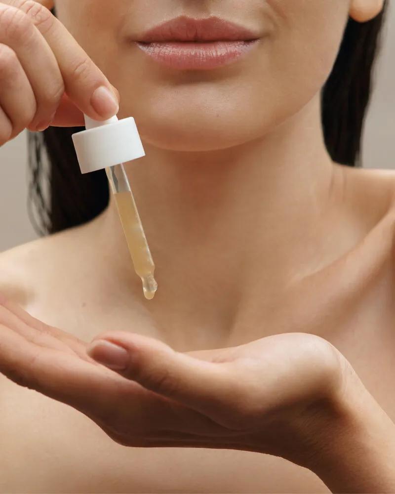 DR. HAUSCHKA_STEFFL__Hydrating_Serum_Plus_Anwendung_Pipette_-_3571_1080x1350_Instagram
