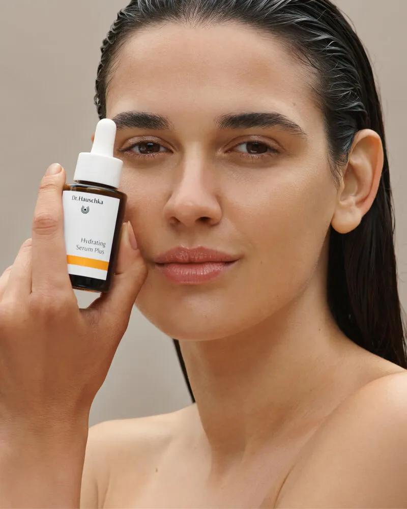DR. HAUSCHKA_STEFFL__Hydrating_Serum_Plus_30ml_DE-GB_IT-NL_Model_-_3620_1080x1350_Instagram