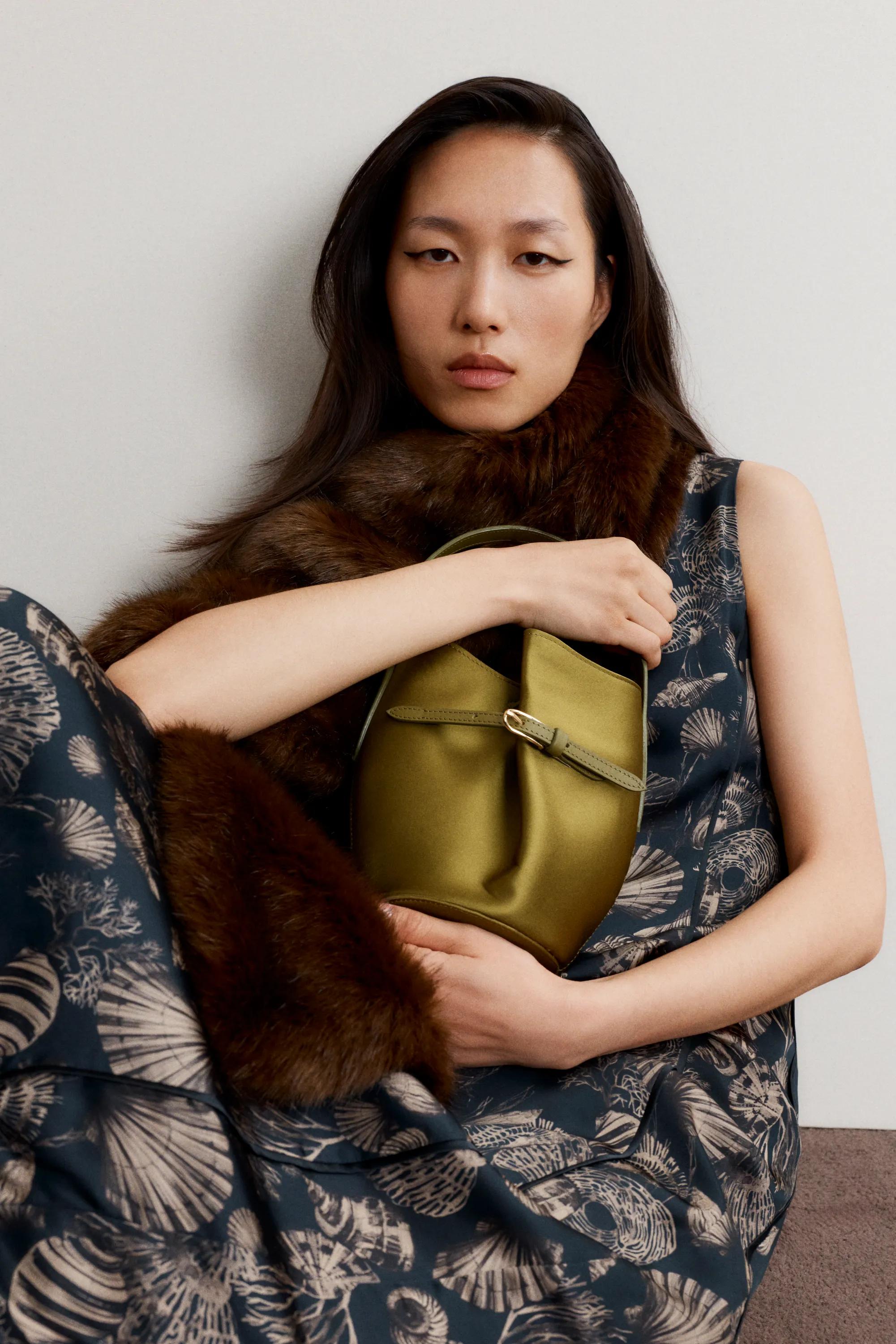 LIFFNER_STEFFL_Belted Bucket Bag Micro Warm Green Satin