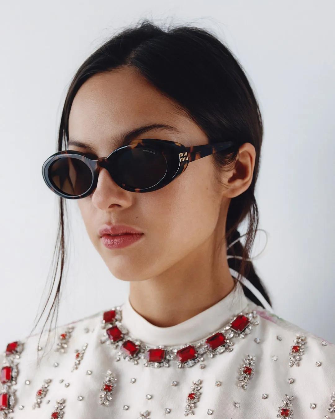 MIU MIU_STEFFL_4710_MM26_Campaign_SS_Photo_Eyewear_Sun_Derived_ES02_NoLogo_4x5_300dpi